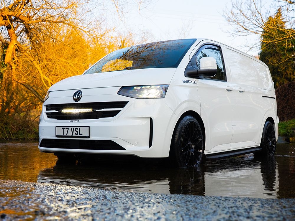 VW T7 Transporter (2025+) - system montażu w fabrycznym grillu