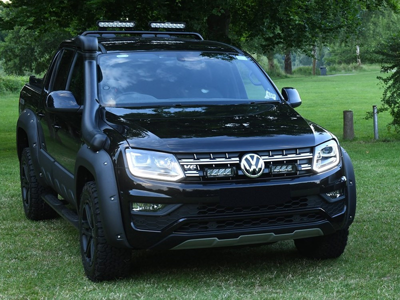 Zestaw dwóch lamp LAZER Triple-R 750 Elite (Gen2) z systemem montażu w fabrycznym grillu - Volkswagen Amarok V6 (2016 -)