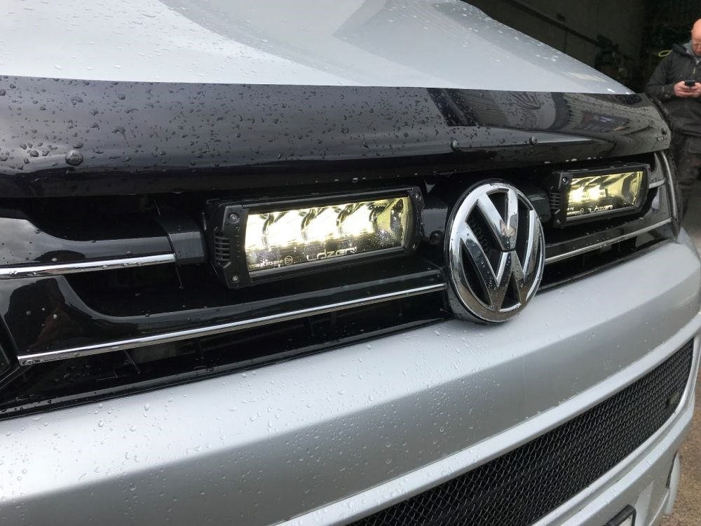 Zestaw dwóch lamp LAZER TRIPLE-R 750 (Gen2) z systemem montażu w fabrycznym grillu - VW T5 (2010 -)