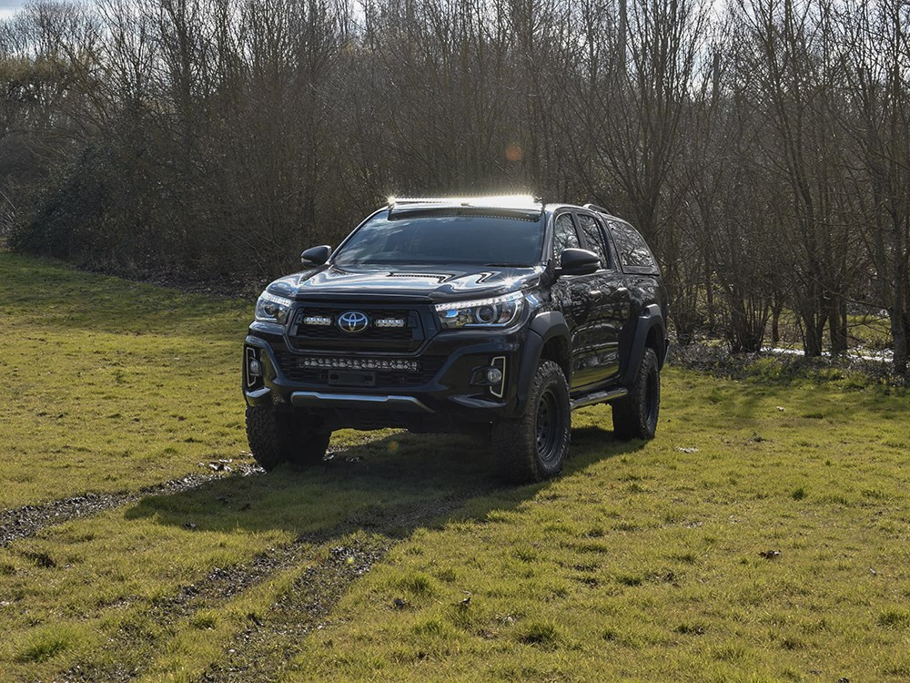 Zestaw do montażu na dachu lampy LAZER LInear 42/ Triple-R 24 - Toyota Hilux (2018 -) bez relingów dachowych
