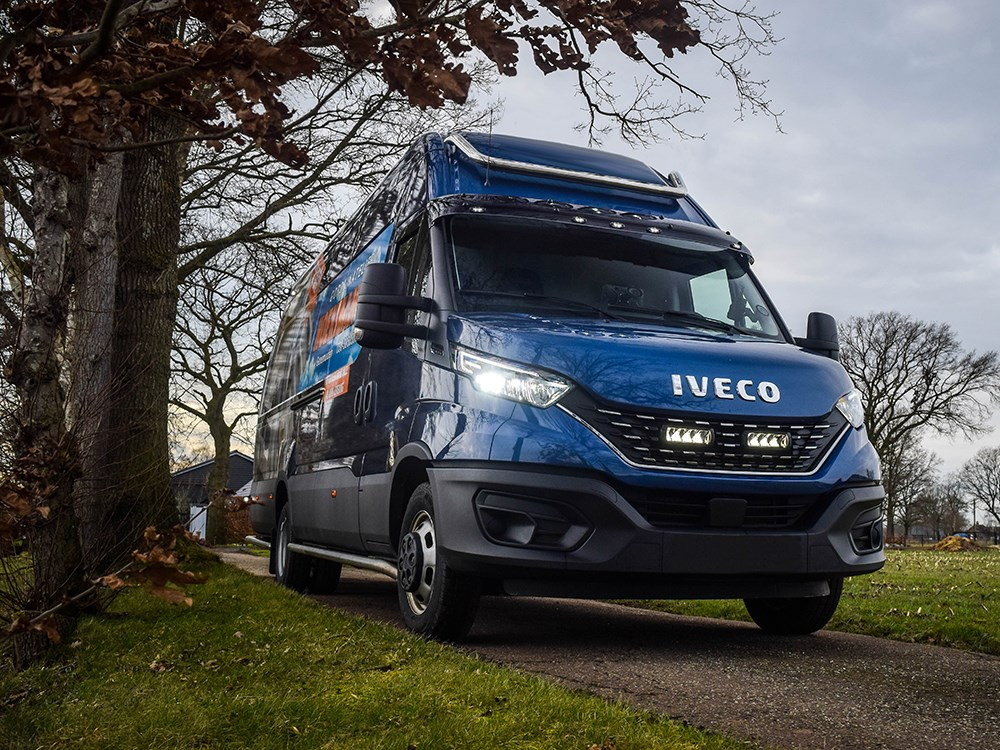 Zestaw dwóch lamp LAZER TRIPLE-R 750 Elite (Gen2) z systemem montażu w fabrycznym grillu - Iveco Daily (2019 -)