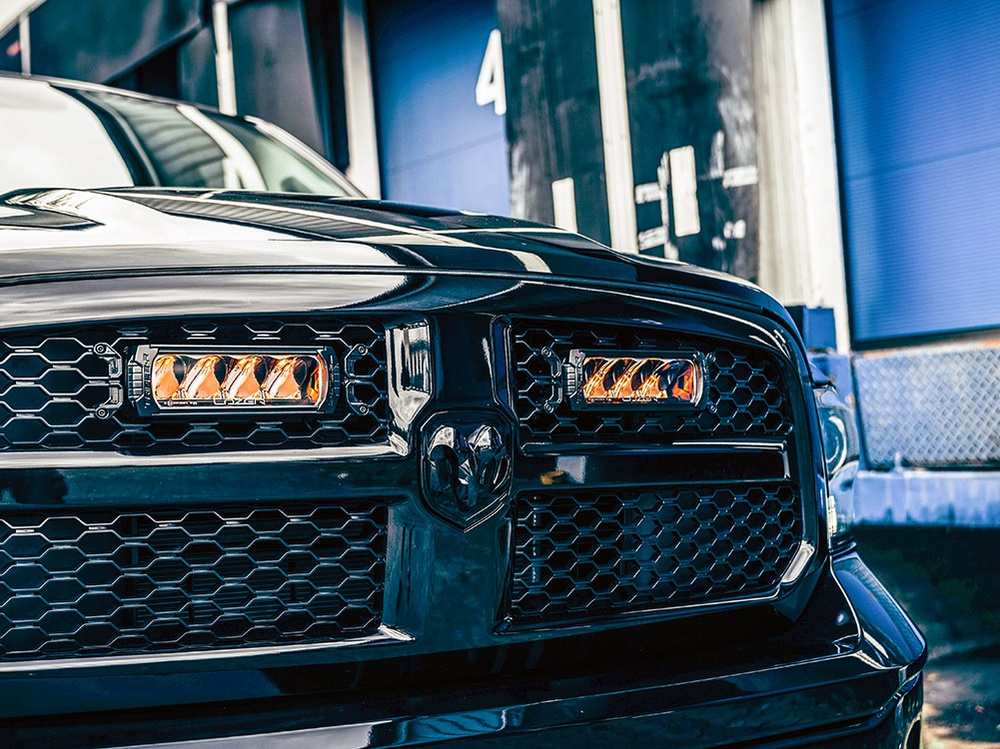 Zestaw dwóch lamp LAZER TRIPLE-R 750 (Gen2) z systemem montażu w fabrycznym grillu - RAM 1500 (2013 - 2018)