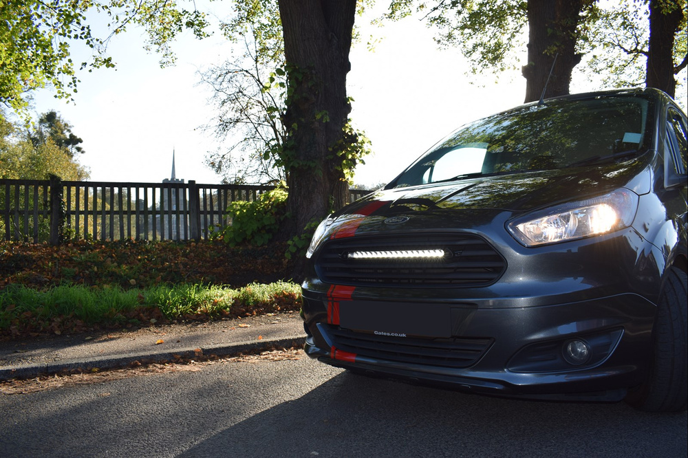 Zestaw lampy LAZER Linear 18 z systemem montażu w fabrycznym grillu - Ford Transit Courier (2014-)