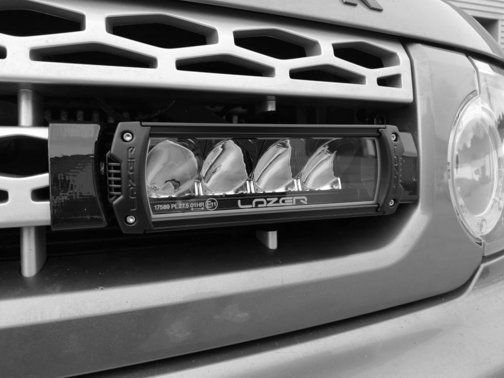 Zestaw dwóch lamp LAZER TRIPLE-R 750 Elite (Gen2) z systemem montażu w fabrycznym grillu - Land Rover Discovery 4 (2009 - 2014)