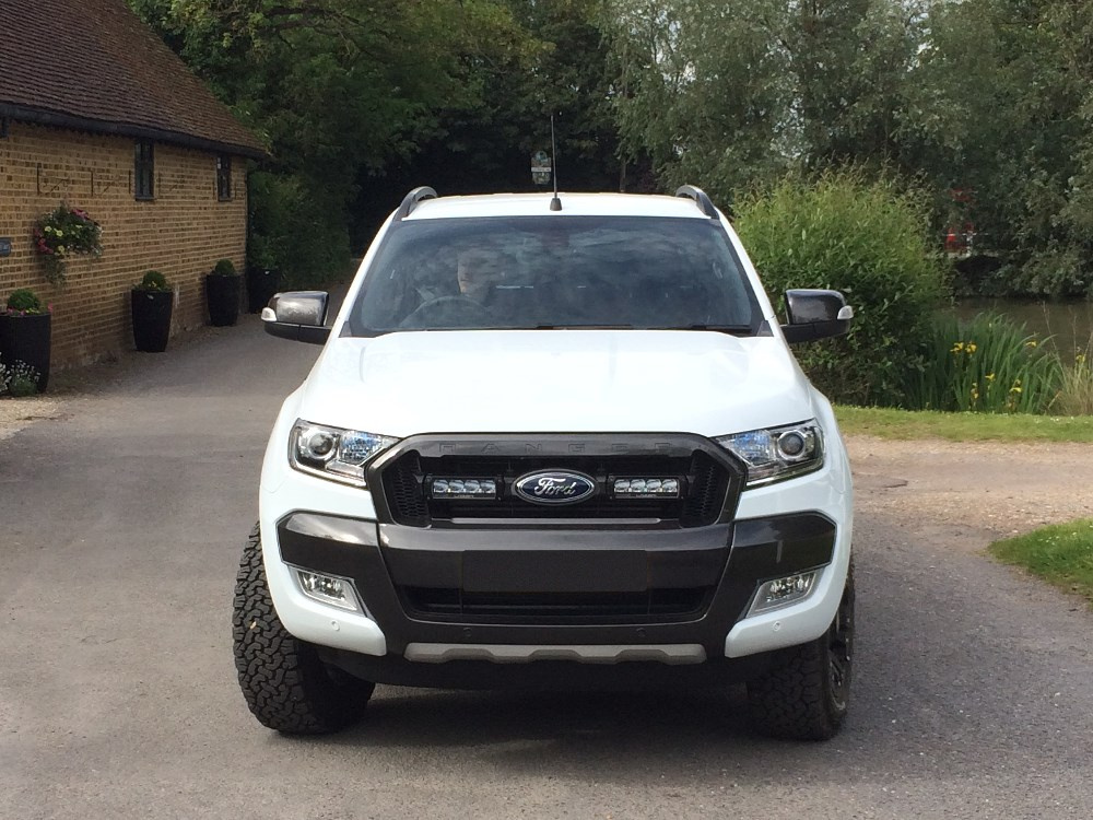 Zestaw dwóch lamp LAZER TRIPLE-R 750 (Gen2) z systemem montażu w fabrycznym grillu - Ford Ranger (2016 - 2019)