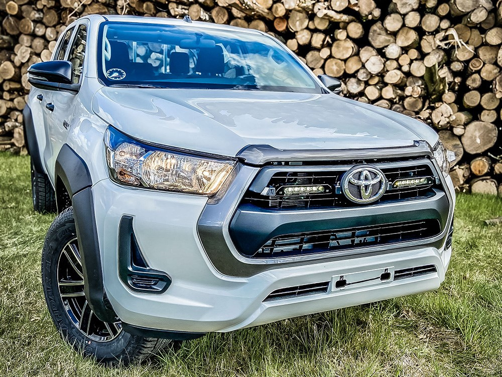 Zestaw dwóch lamp LAZER Linear 6 Elite z systemem montażu w fabrycznym grillu - Toyota Hilux (2021 -)