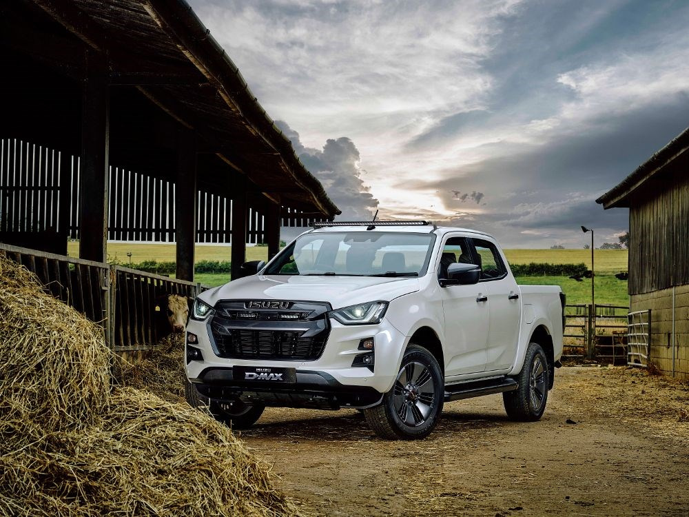 Zestaw dwóch lamp LAZER Linear 6 z systemem montażu w fabrycznym grillu - Isuzu D-Max (2021 -)