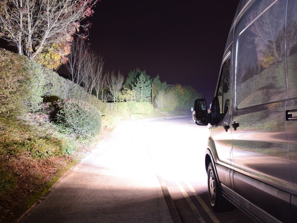 Zestaw dwóch lamp LAZER ST4 Evolution z systemem montażu w fabrycznym grillu - Ford Transit (2015 - 2019)