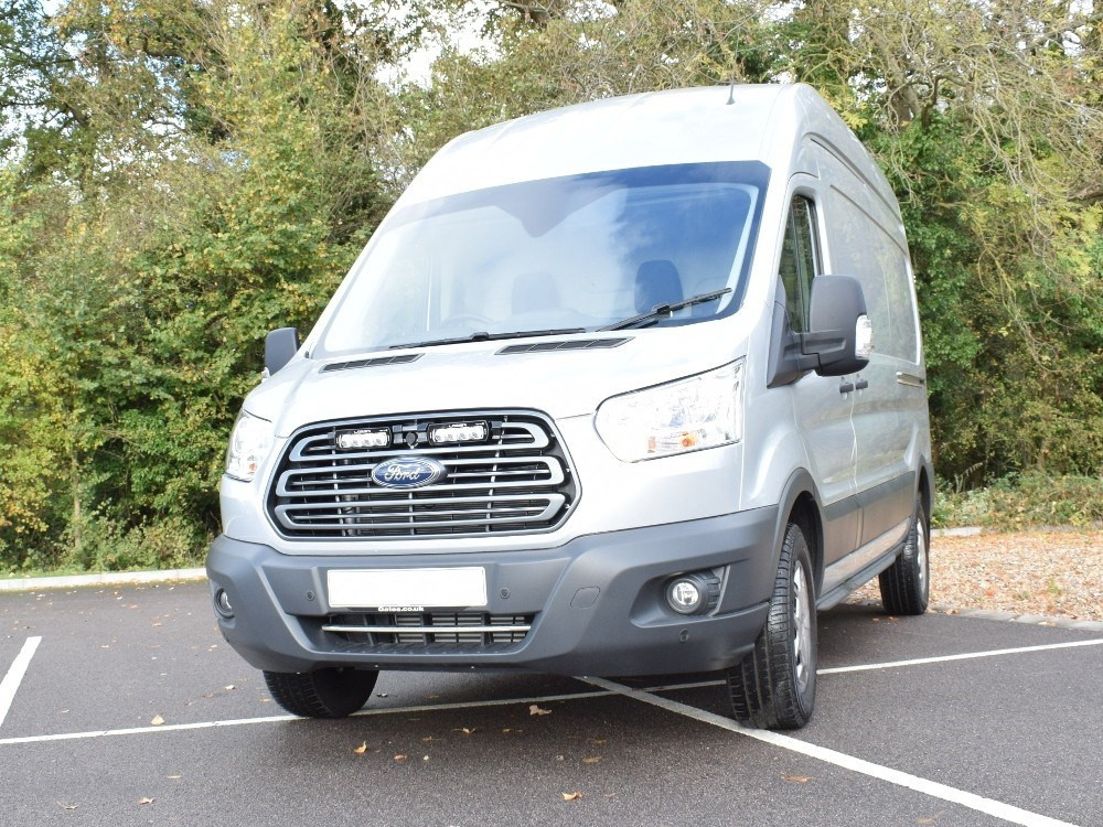 Zestaw dwóch lamp LAZER ST4 Evolution z systemem montażu w fabrycznym grillu - Ford Transit (2015 - 2019)