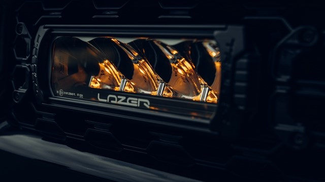 Zestaw dwóch lamp LAZER TRIPLE-R 750 (Gen2) z systemem montażu w fabrycznym grillu - RAM 1500 (2013 - 2018)