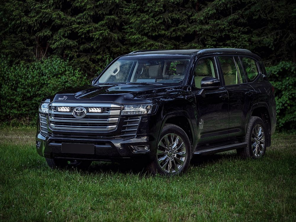 Zestaw dwóch lamp LAZER TRIPLE-R 750 (Gen2) z systemem montażu w fabrycznym grillu - Toyota Land Cruiser 300 (2021 -)