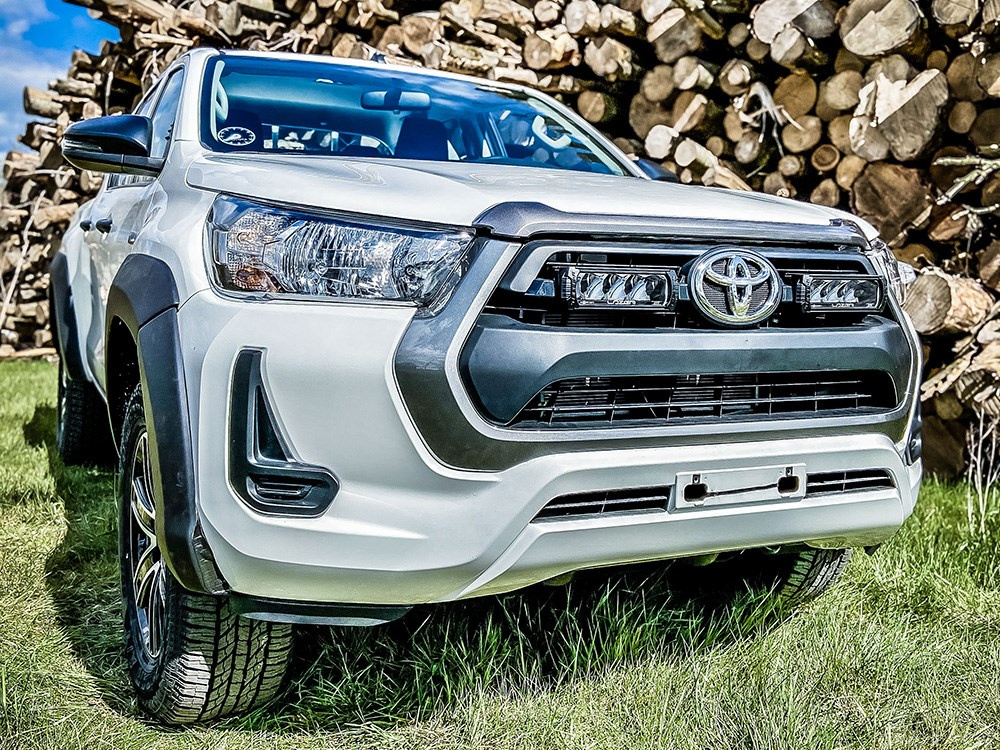 Zestaw dwóch lamp LAZER TRIPLE-R 750 Elite (Gen2) z systemem montażu w fabrycznym grillu - Toyota Hilux (2021 -)