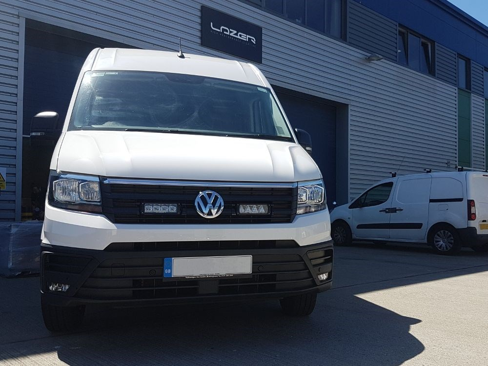 Zestaw dwóch lamp LAZER TRIPLE-R 750 Elite (Gen2) z systemem montażu w fabrycznym grillu - VW Crafter (2017 -)