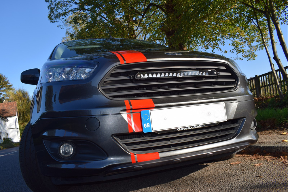 Zestaw lampy LAZER Linear 18 Elite z systemem montażu w fabrycznym grillu - Ford Transit Courier (2014-)