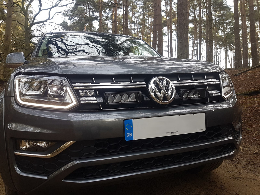Zestaw dwóch lamp LAZER Triple-R 750 Elite (Gen2) z systemem montażu w fabrycznym grillu - Volkswagen Amarok V6 (2016 -)