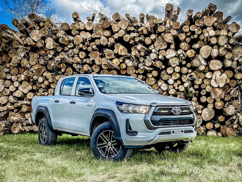 Zestaw dwóch lamp LAZER Linear 6 z systemem montażu w fabrycznym grillu - Toyota Hilux (2021 -)