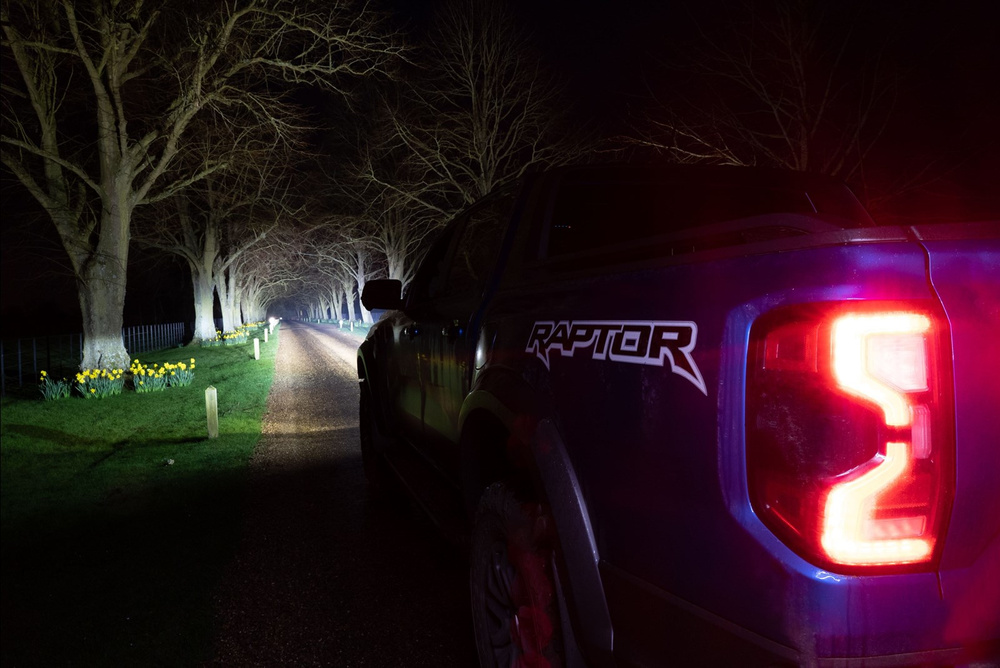 Zestaw dwóch lamp LAZER TRIPLE-R 850 Elite (Gen2) z systemem montażu w fabrycznym grillu – Ford Ranger Raptor (2023 -)