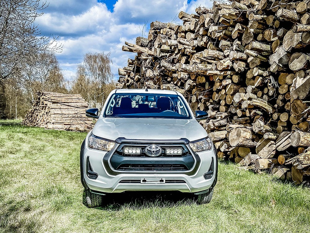 Zestaw dwóch lamp LAZER TRIPLE-R 750 Elite (Gen2) z systemem montażu w fabrycznym grillu - Toyota Hilux (2021 -)