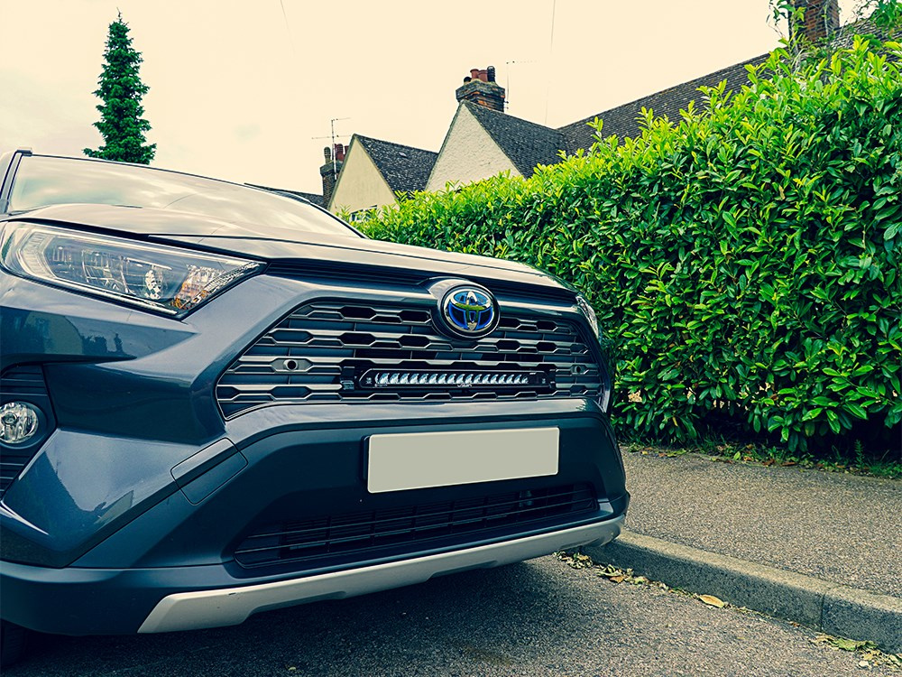 Zestaw lampy LAZER Linear 18 - z systemem montażu w fabrycznym grillu - Toyota RAV4 Hybrid (2018 -)