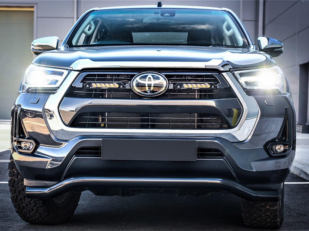 Zestaw dwóch lamp LAZER Linear 6 z systemem montażu w fabrycznym grillu - Toyota Hilux (2021 -)
