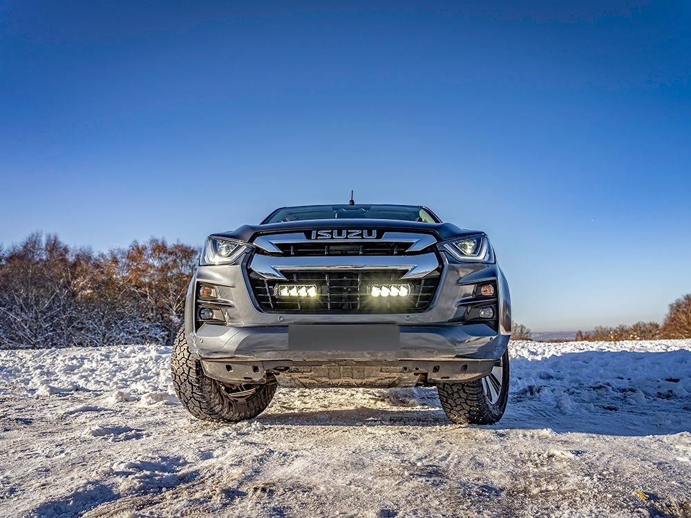 Zestaw dwóch lamp LAZER TRIPLE-R 750 Elite (Gen2) z systemem montażu w fabrycznym grillu - Isuzu D-Max (2021 -)