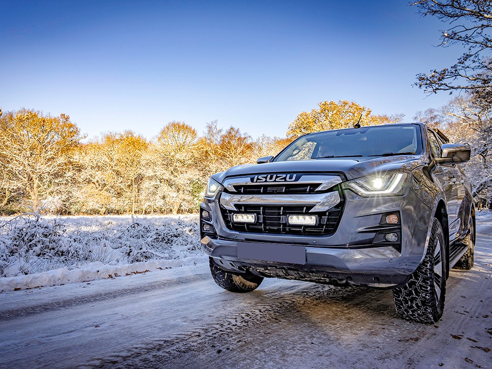 Zestaw dwóch lamp LAZER TRIPLE-R 750 Elite (Gen2) z systemem montażu w fabrycznym grillu - Isuzu D-Max (2021 -)