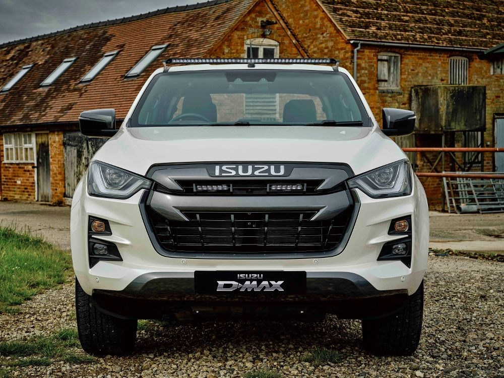 Zestaw dwóch lamp LAZER Linear 6 Elite z systemem montażu w fabrycznym grillu - Isuzu D-Max (2021 -)