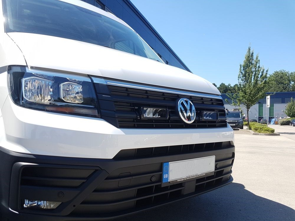 Zestaw dwóch lamp LAZER TRIPLE-R 750 Elite (Gen2) z systemem montażu w fabrycznym grillu - VW Crafter (2017 -)