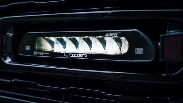 Zestaw dwóch lamp LAZER Linear 6 z systemem montażu w fabrycznym grillu - RAM 1500 (2019 -)