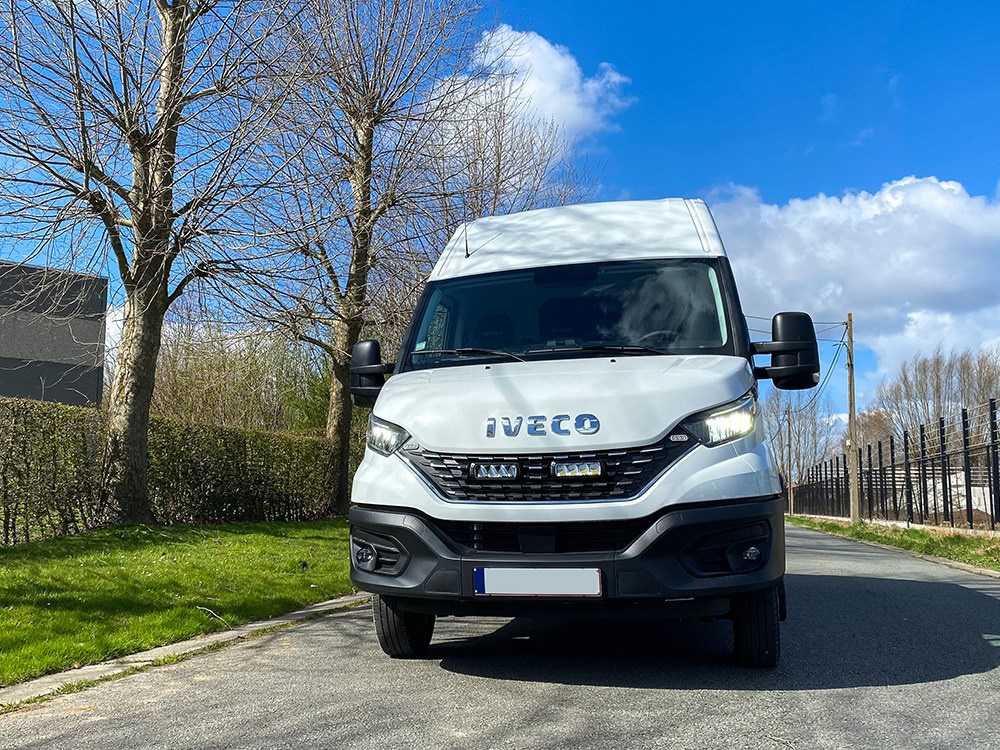 Zestaw dwóch lamp LAZER TRIPLE-R 750 Elite (Gen2) z systemem montażu w fabrycznym grillu - Iveco Daily (2019 -)