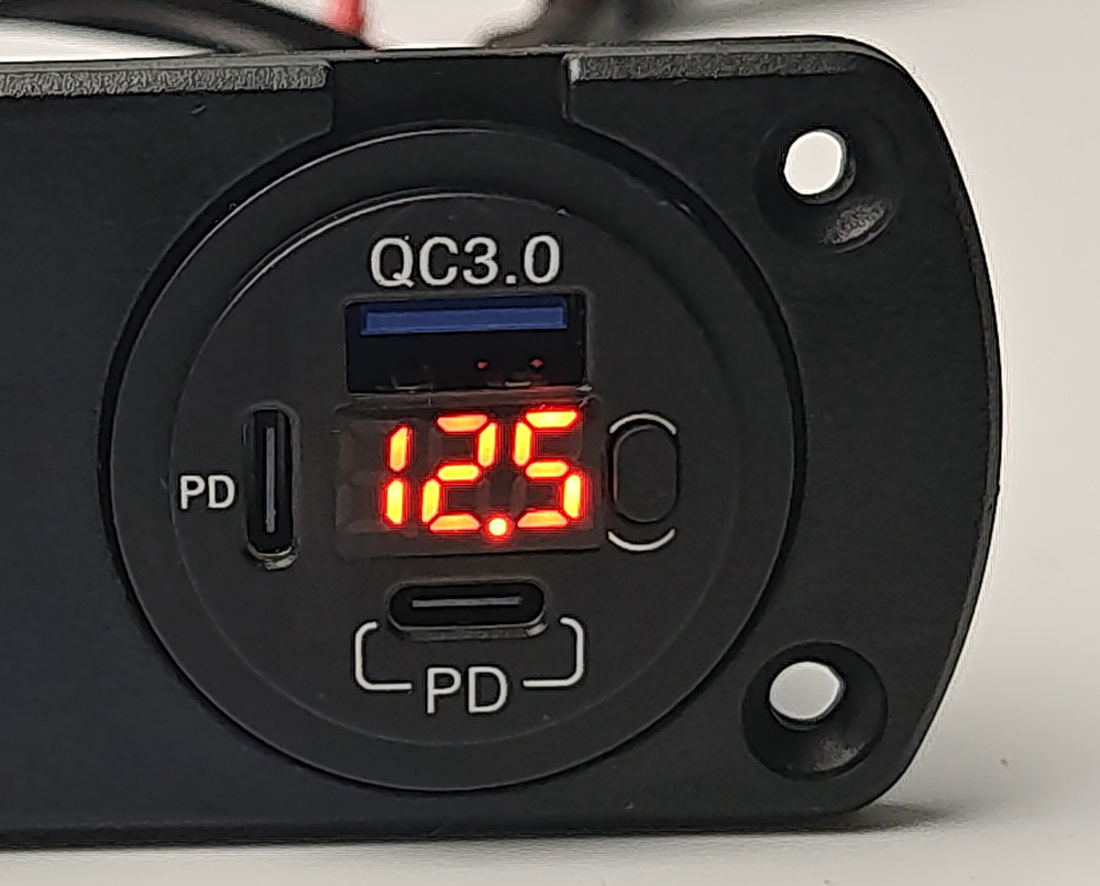 Szybka ładowarka z 3 portami: QC 3.0 i Power Delivery 
