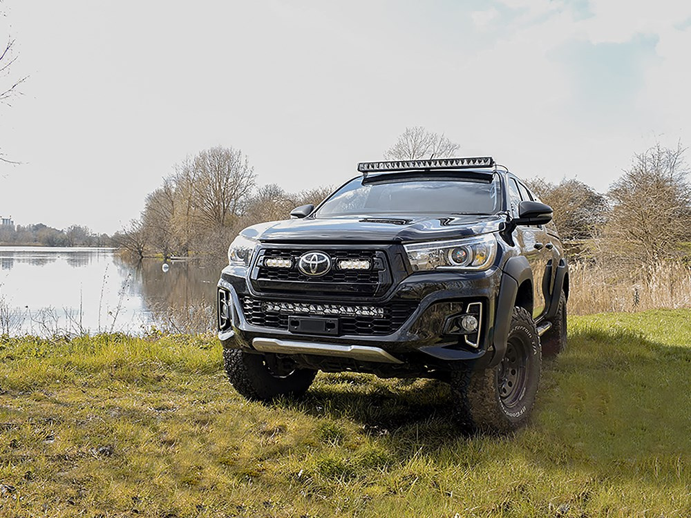 Zestaw do montażu na dachu lampy LAZER LInear 42/ Triple-R 24 - Toyota Hilux (2018 -) bez relingów dachowych