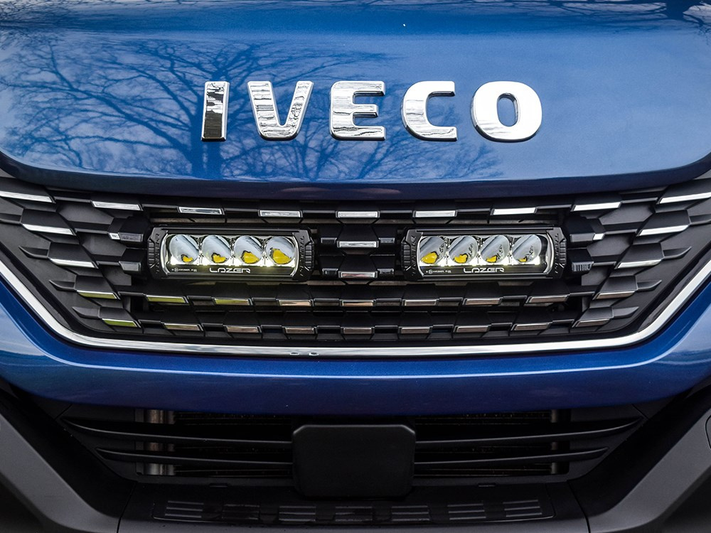 Zestaw dwóch lamp LAZER TRIPLE-R 750 Elite (Gen2) z systemem montażu w fabrycznym grillu - Iveco Daily (2019 -)