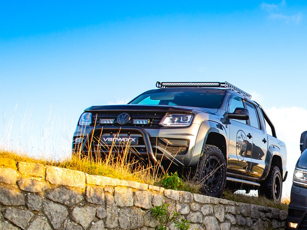 Zestaw dwóch lamp LAZER Triple-R 750 Elite (Gen2) z systemem montażu w fabrycznym grillu - Volkswagen Amarok V6 (2016 -)