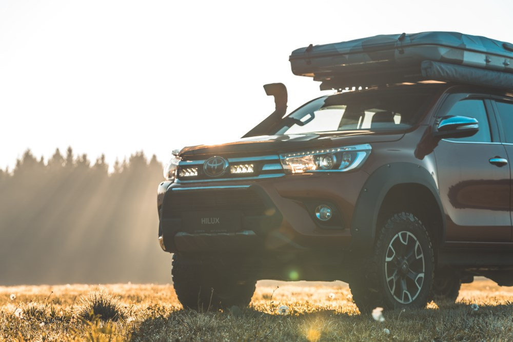 Zestaw dwóch lamp LAZER TRIPLE-R 750 Elite (Gen2) z systemem montażu w fabrycznym grillu - Toyota Hilux (2015 - 2021)