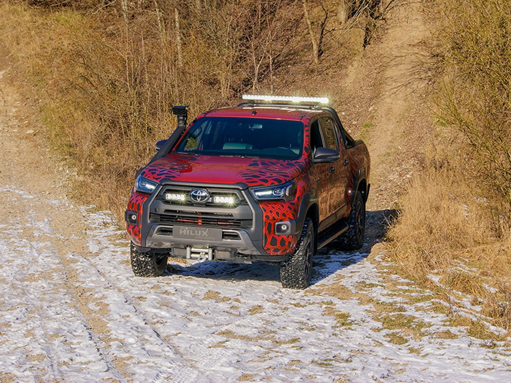 Zestaw dwóch lamp LAZER TRIPLE-R 750 (Gen2) z systemem montażu w fabrycznym grillu - Toyota Hilux Invincible X (2021 -)