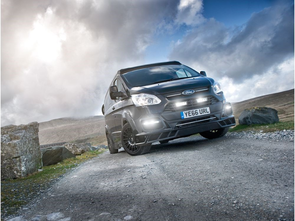 Zestaw dwóch lamp LAZER TRIPLE-R 750 (Gen2) z systemem montażu w fabrycznym grillu - Ford Transit Custom (2012 - 2018)