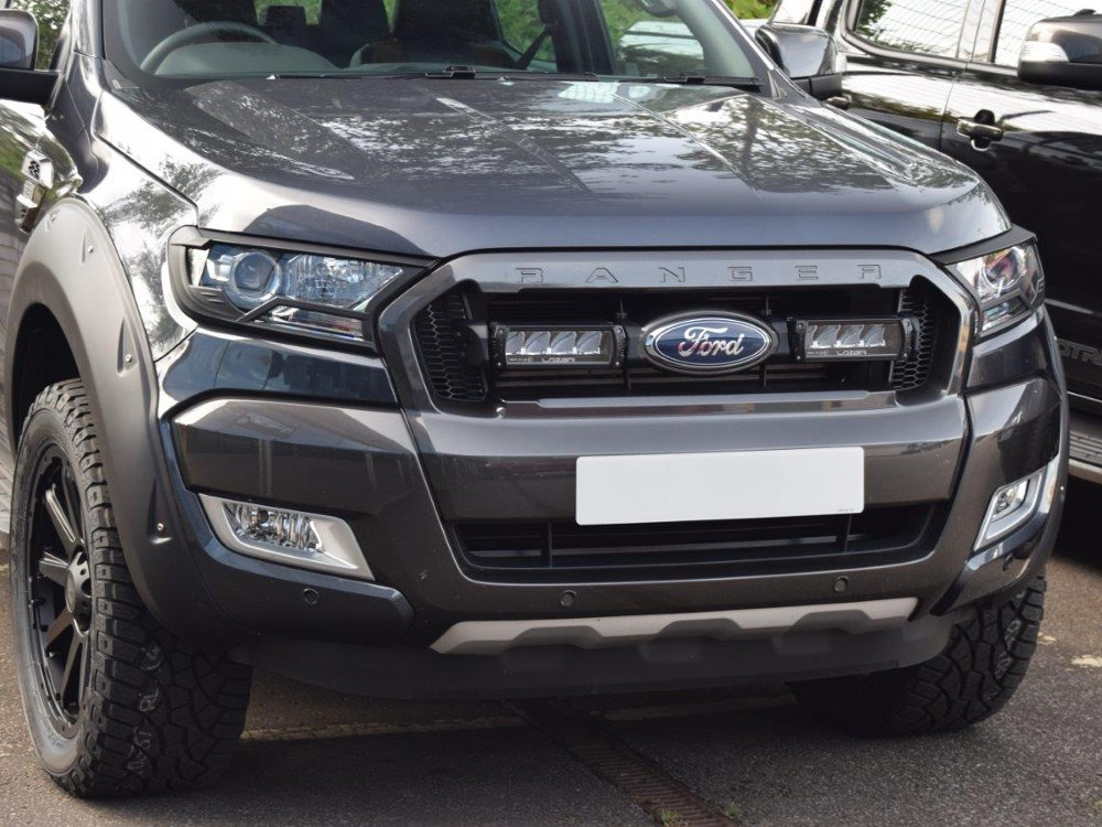 Zestaw dwóch lamp LAZER TRIPLE-R 750 Elite (Gen2) z systemem montażu w fabrycznym grillu - Ford Ranger (2016 - 2019)