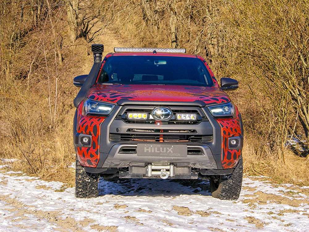 Zestaw dwóch lamp LAZER TRIPLE-R 750 (Gen2) z systemem montażu w fabrycznym grillu - Toyota Hilux Invincible X (2021 -)