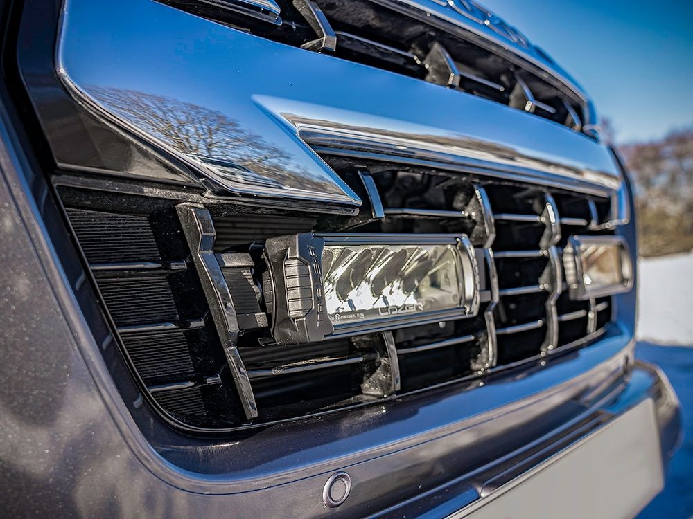 Zestaw dwóch lamp LAZER TRIPLE-R 750 Elite (Gen2) z systemem montażu w fabrycznym grillu - Isuzu D-Max (2021 -)