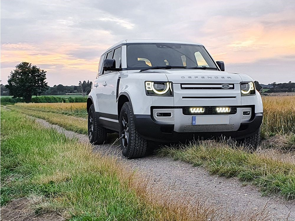 Zestaw dwóch lamp LAZER TRIPLE-R 750 (Gen2) z systemem montażu w fabrycznym grillu - Land Rover Defender (2020 -)
