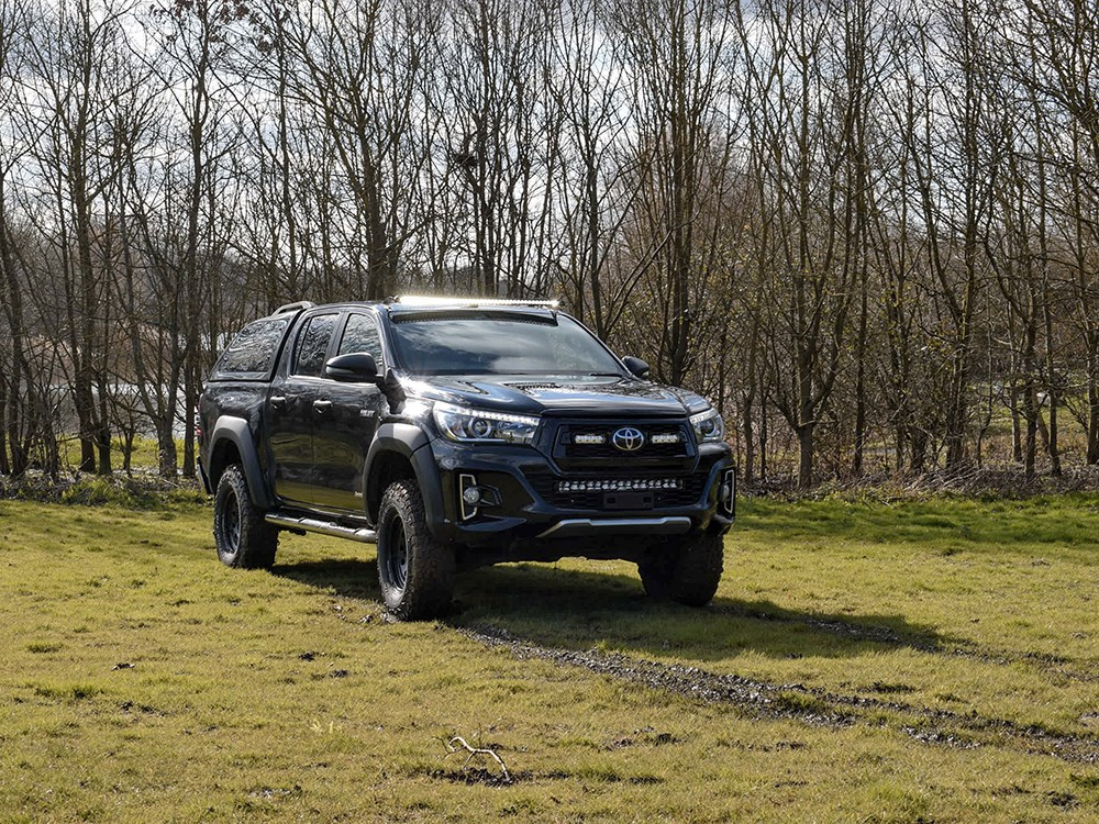 Zestaw do montażu na dachu lampy LAZER LInear 42/ Triple-R 24 - Toyota Hilux (2018 -) bez relingów dachowych