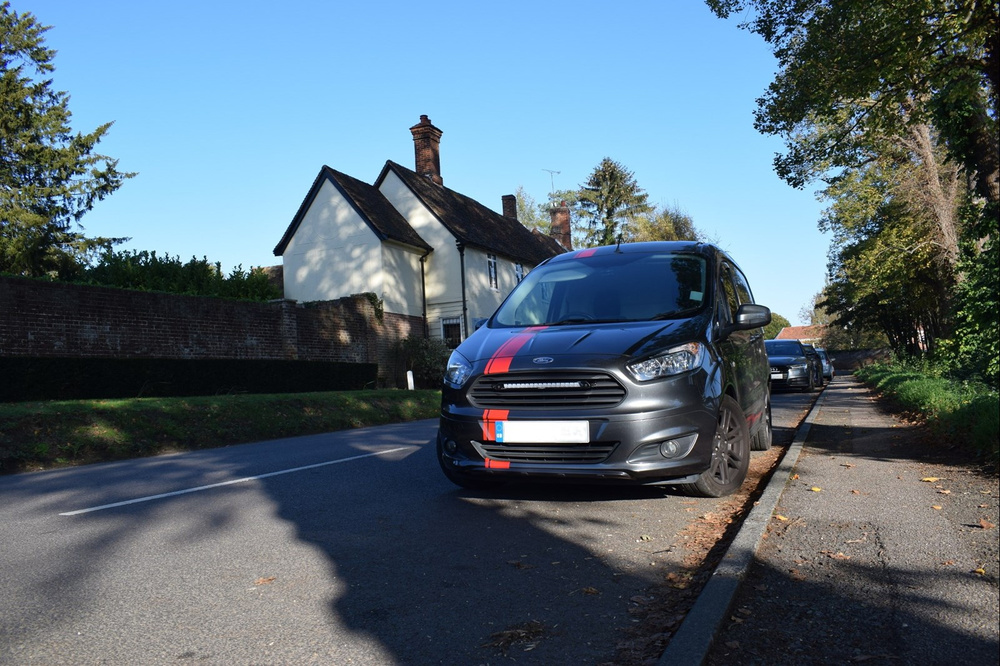 Zestaw lampy LAZER Linear 18 z systemem montażu w fabrycznym grillu - Ford Transit Courier (2014-)
