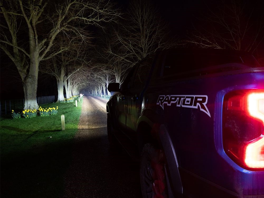 Zestaw dwóch lamp LAZER TRIPLE-R 850 Elite (Gen2) z systemem montażu w fabrycznym grillu – Ford Ranger Raptor (2023 -)