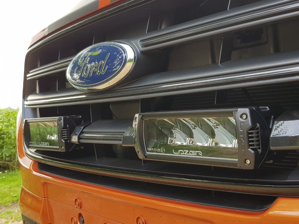 Zestaw dwóch lamp LAZER TRIPLE-R 750 (Gen2) z systemem montażu w fabrycznym grillu - Ford Transit Custom (2018 -)