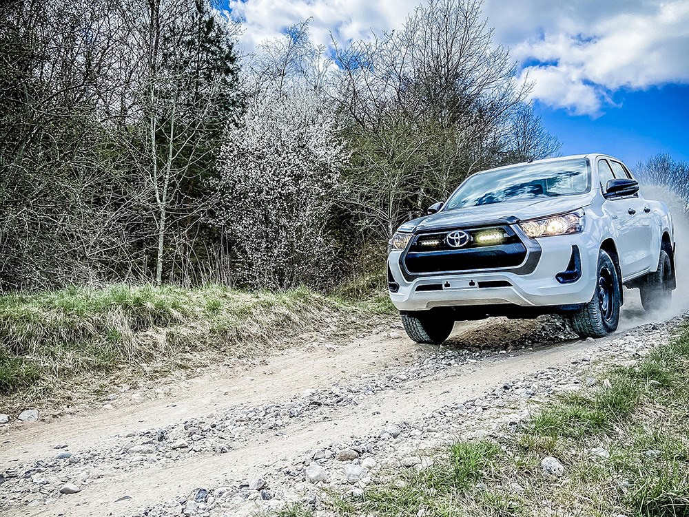 Zestaw dwóch lamp LAZER Linear 6 z systemem montażu w fabrycznym grillu - Toyota Hilux (2021 -)