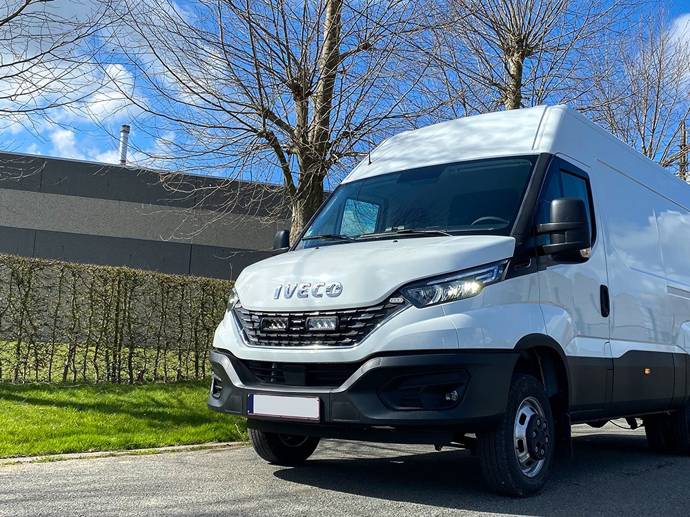 Zestaw dwóch lamp LAZER TRIPLE-R 750 (Gen2) z systemem montażu w fabrycznym grillu - Iveco Daily (2019 -)