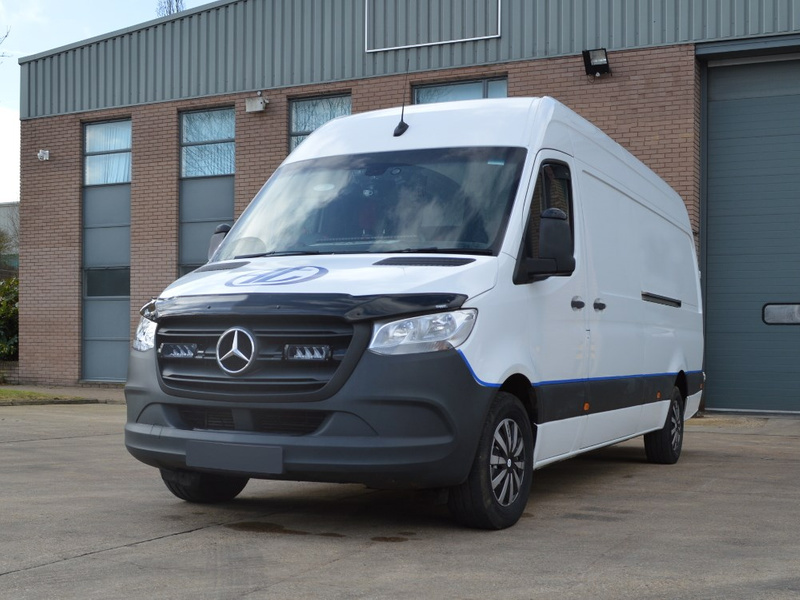 Zestaw dwóch lamp LAZER TRIPLE-R 750 Elite (Gen2) z systemem montażu w fabrycznym grillu - Mercedes Sprinter (2018 -)