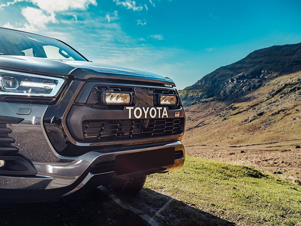 Zestaw dwóch lamp LAZER TRIPLE-R 750 Elite (Gen2) z systemem montażu w fabrycznym grillu - Toyota Hilux GR Sport (2022 -)