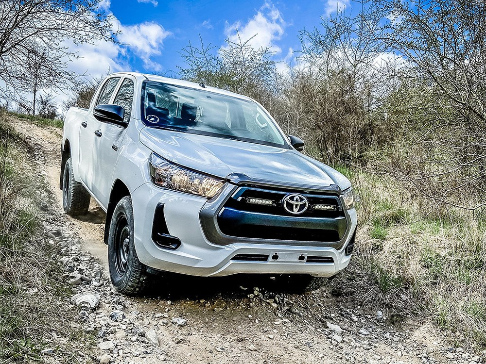 Zestaw dwóch lamp LAZER Linear 6 Elite z systemem montażu w fabrycznym grillu - Toyota Hilux (2021 -)
